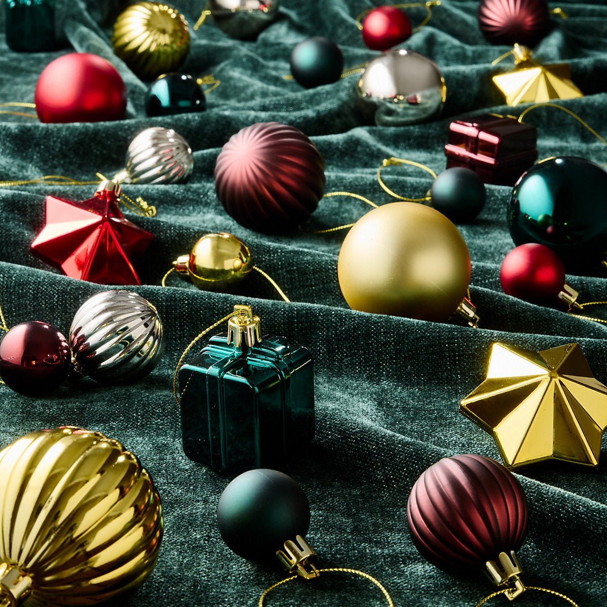 Gloss & matt Assorted Timeless tradition Christmas bauble set, Pack of 50